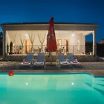 بيت للعطل With Pool Kristal شيبينيك