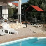 With Pool Kristal بيت للعطل شيبينيك