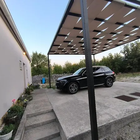 With Pool Kristal בית נופש