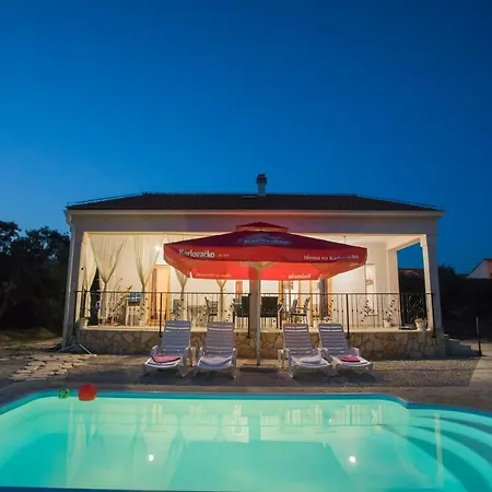 With Pool Kristal בית נופש שיבניק