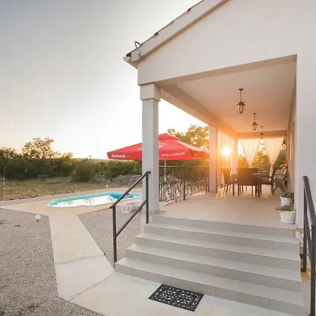 Casa de Férias With Pool Kristal