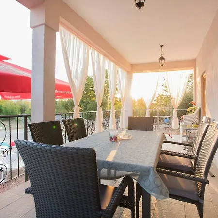 With Pool Kristal בית נופש