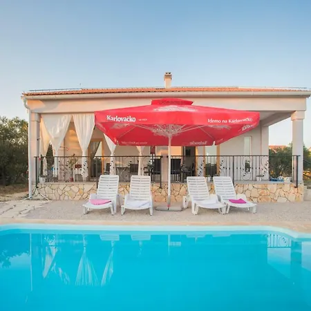 With Pool Kristal בית נופש שיבניק