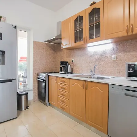 With Pool Kristal שיבניק