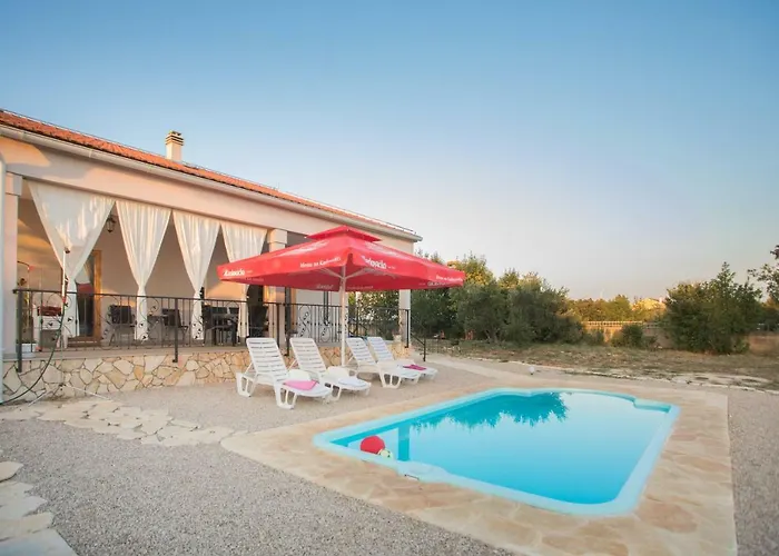 Feriehus With Pool Kristal *