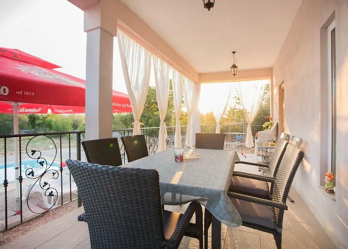 With Pool Kristal Ferienhaus