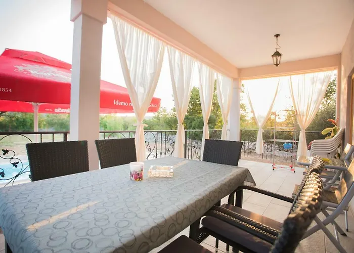 Feriehus With Pool Kristal *